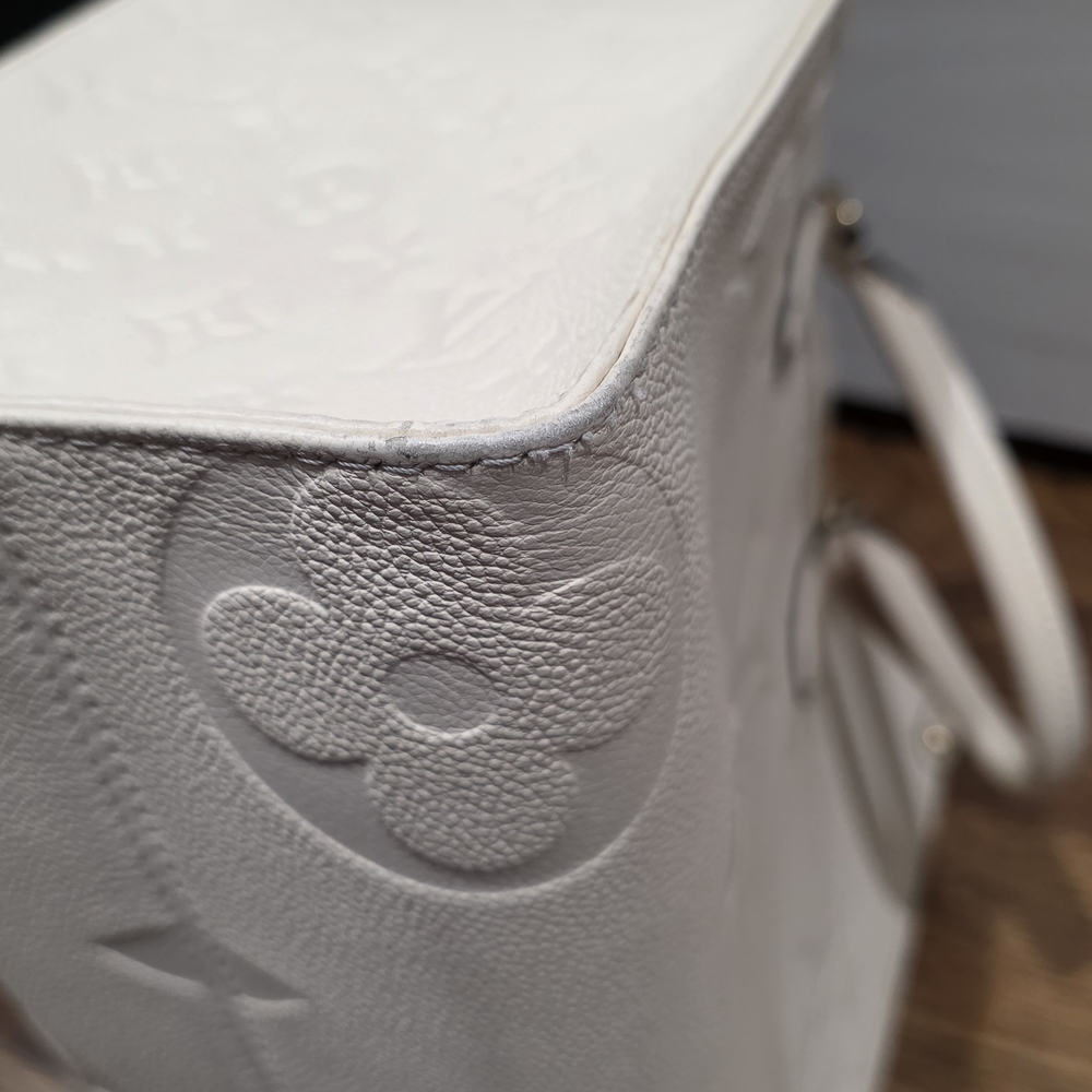 Louis Vuitton Cream Onthego MM Tote Bag - Picture 8 of 16